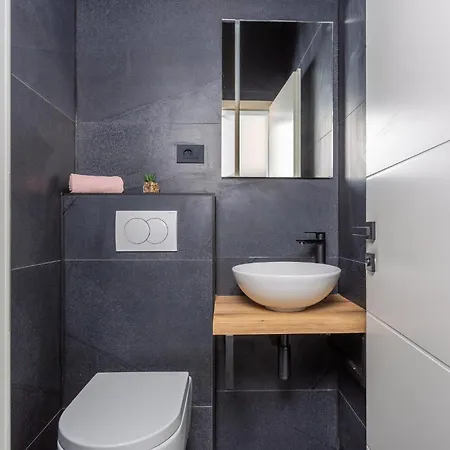 2 Bedroom Lovely In Apartment *