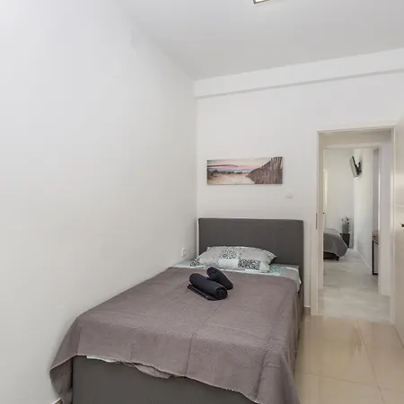 2 Bedroom Lovely In *