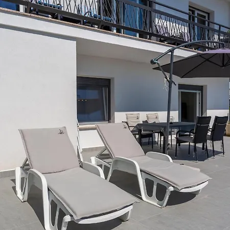Apartment 2 Bedroom Lovely In *